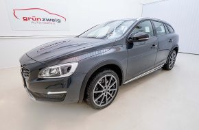 Volvo V60 Cross Country D3 Kinetic bei Grünzweig Automobil GmbH in 
