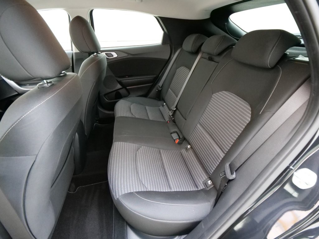 KIA Xceed 1,6 CRDI 48V Silber DCT