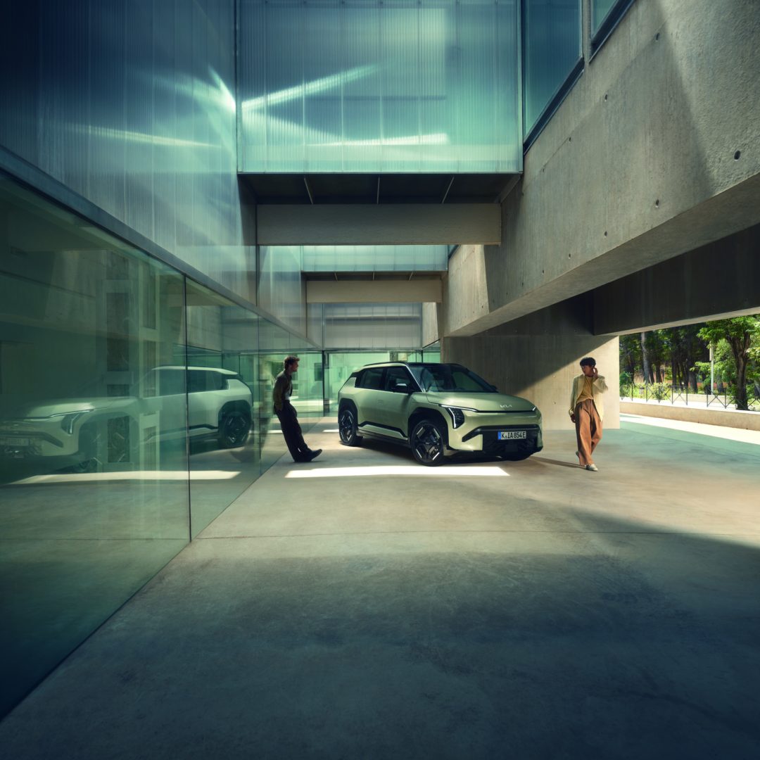 EV3_GTL_MY25_Key_Visual_Exterior_34Front_with_Talent_ISO